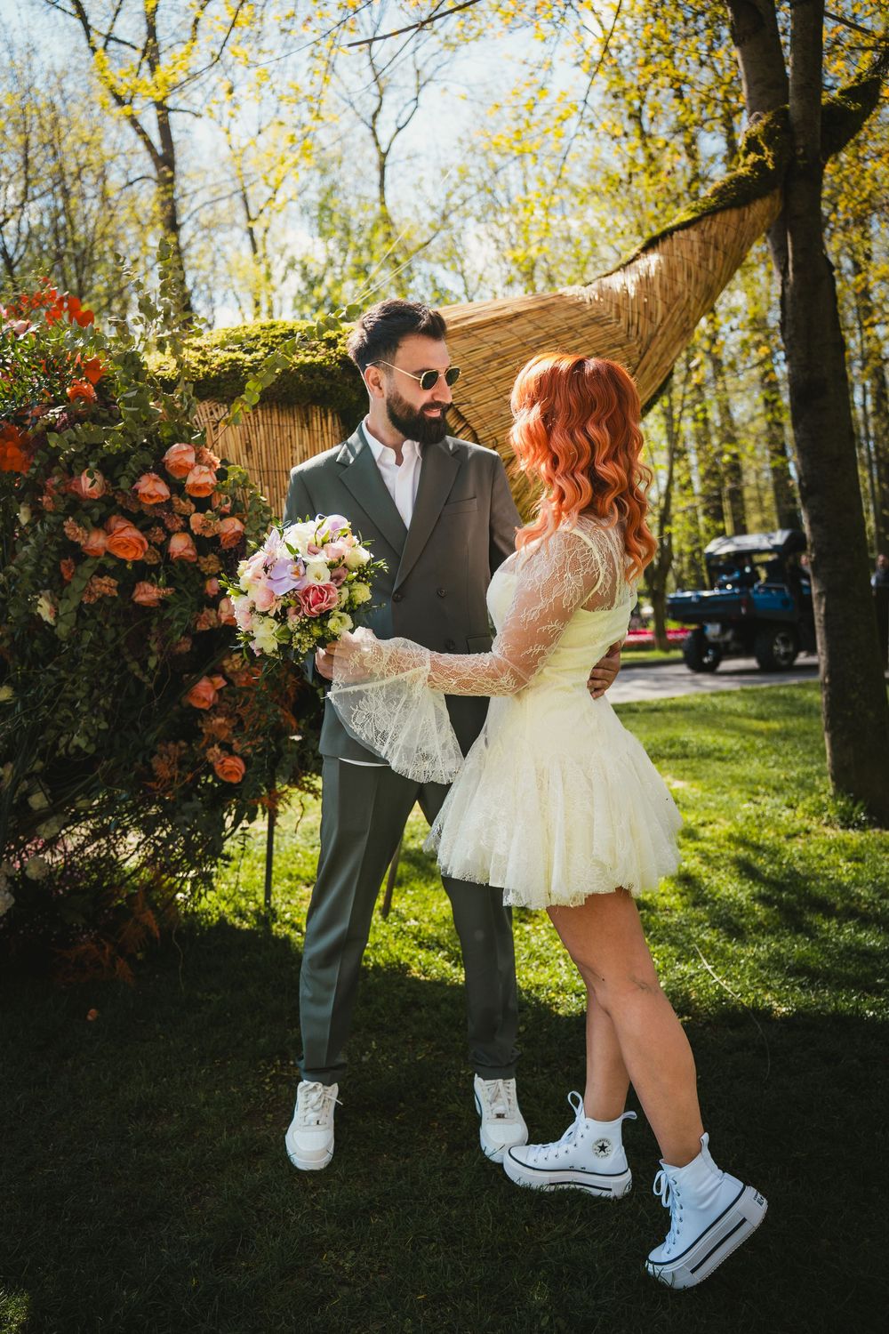 Cuplu într-un decor floral după cununie
